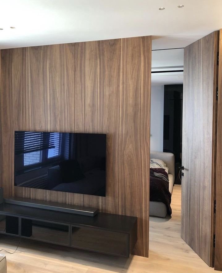 تعتبر الأبواب المخفية من الحلول الحديثة في تصميم الجدران الداخلية، حيث يتم دمج الباب مع الجدار بحيث يظهر بشكل متناسق وأقل وضوحًا. وتناسب…